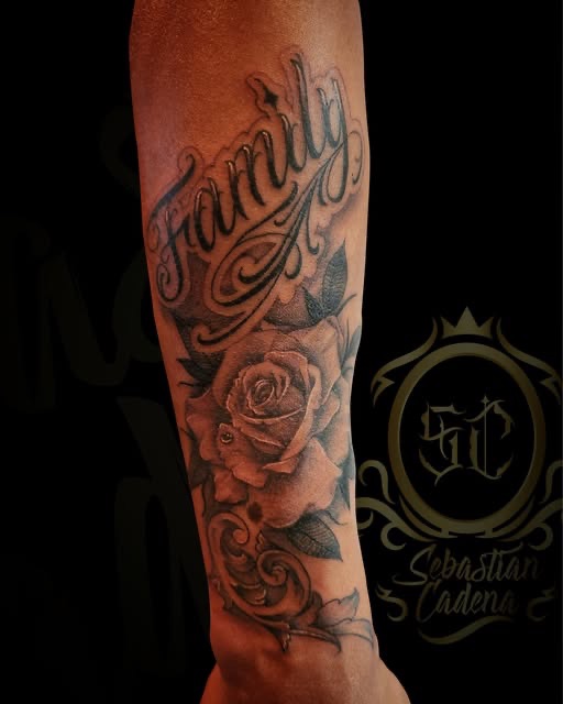 Lettering «Family» con rosa en black and grey sobre antebrazo