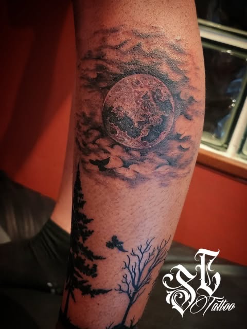 Luna llena y bosque en black and grey sobre pantorrilla